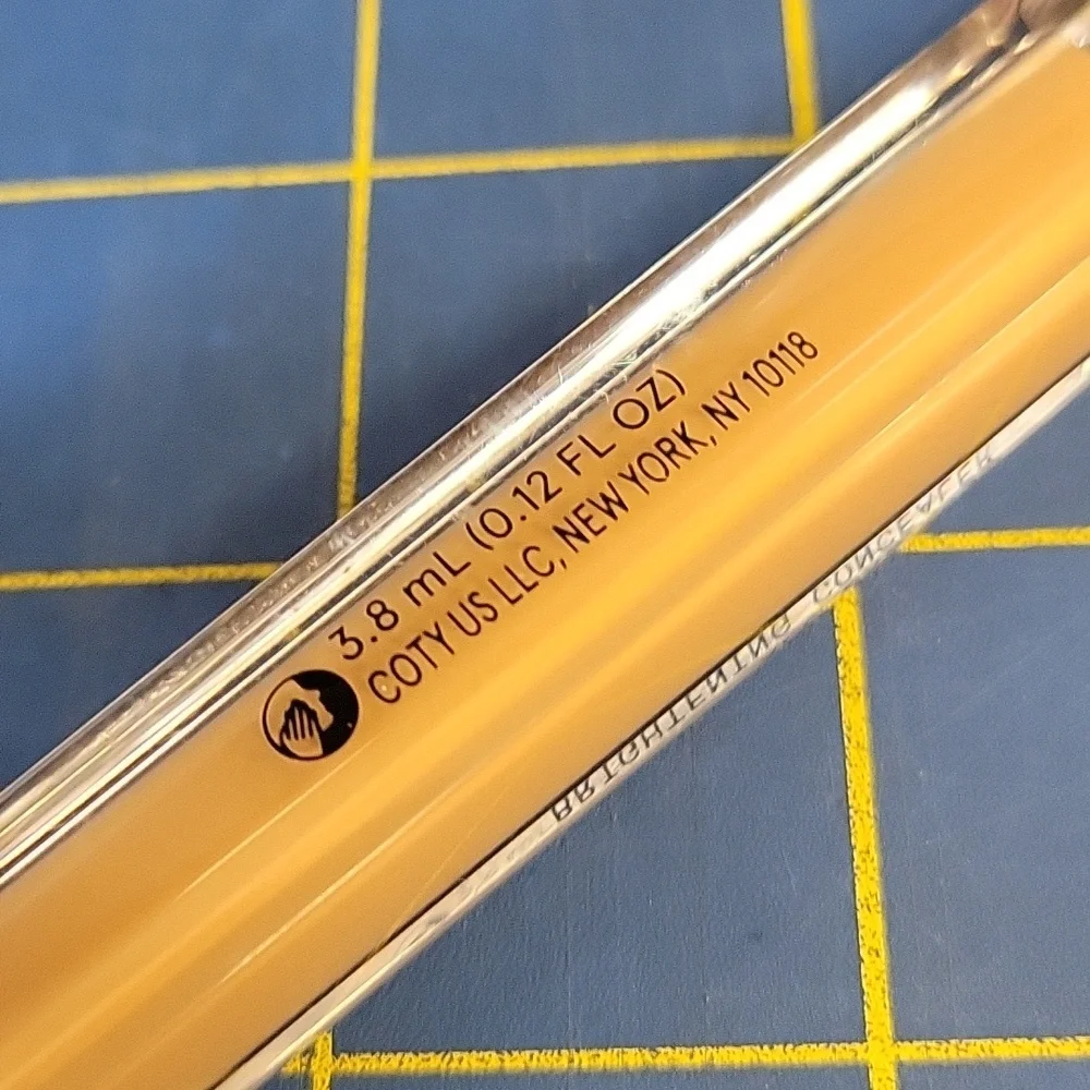 Covergirl Full Spectrum Brightening Concealer All Day Idol 3.8ml New